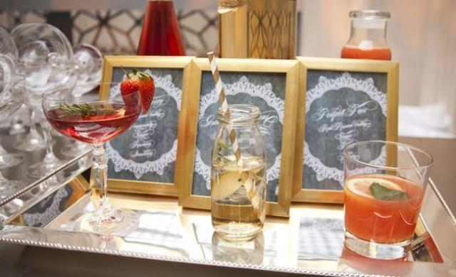 主题酒水：吧台提供了婚礼主题的俄罗斯伏特加.将伏特加与生姜、梨和百里香混合在一起，为“完美的一对新人”干一杯！​