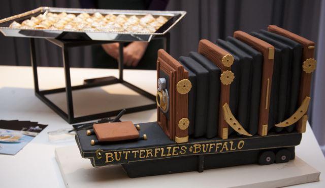 甜食设计：Tipsycake蛋糕房展示精心设计的蛋糕, 其中一个形状像巨大的“蝴蝶和水牛”相机.​