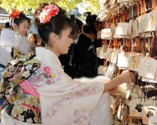 会议策划日本女孩穿和服祈福迎接成人节