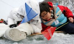 会议策划壮观！韩国上万人趴冰面钓鱼