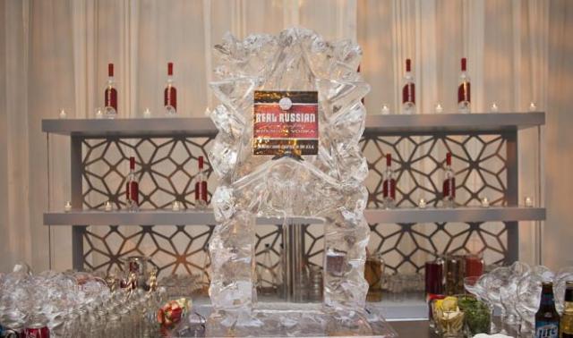 冰雕添色：伏特加的赞助商在吧台上放了个巨大的冰雕；​