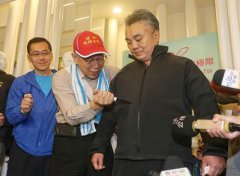 公关策划公司：柯文哲试穿防刺衣当众砍刺自己 大喊刀都弯了(图)