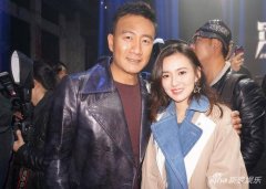 上海公关公司：元气女神江铠同一席驼色休闲牛仔元素风衣搭配清新的中长卷发